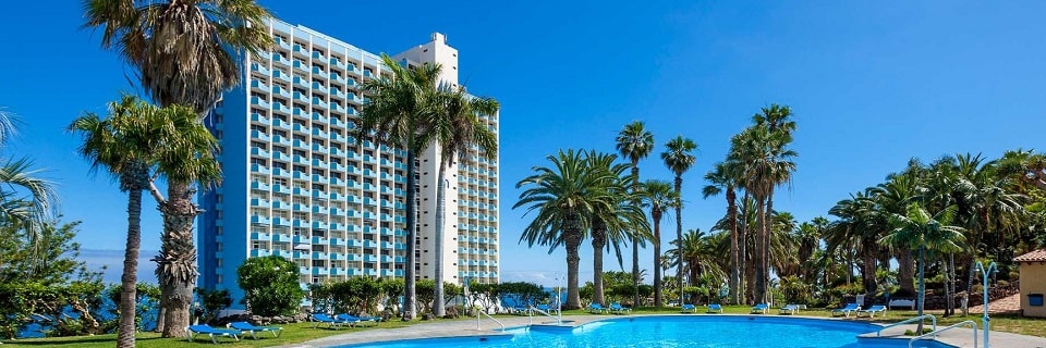 Отель с бассейном и пальмами